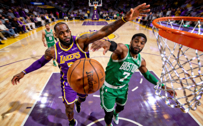 NBA季后赛篮球比赛激烈对抗场景，球员在篮下争夺篮板球